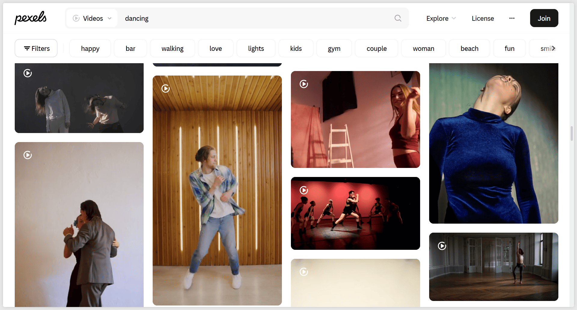 Скриншот каталога Pexels с видео танцующих людей